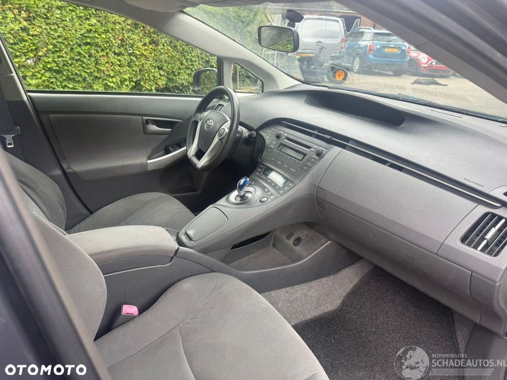 Toyota Prius (Hybrid) Executive - 9