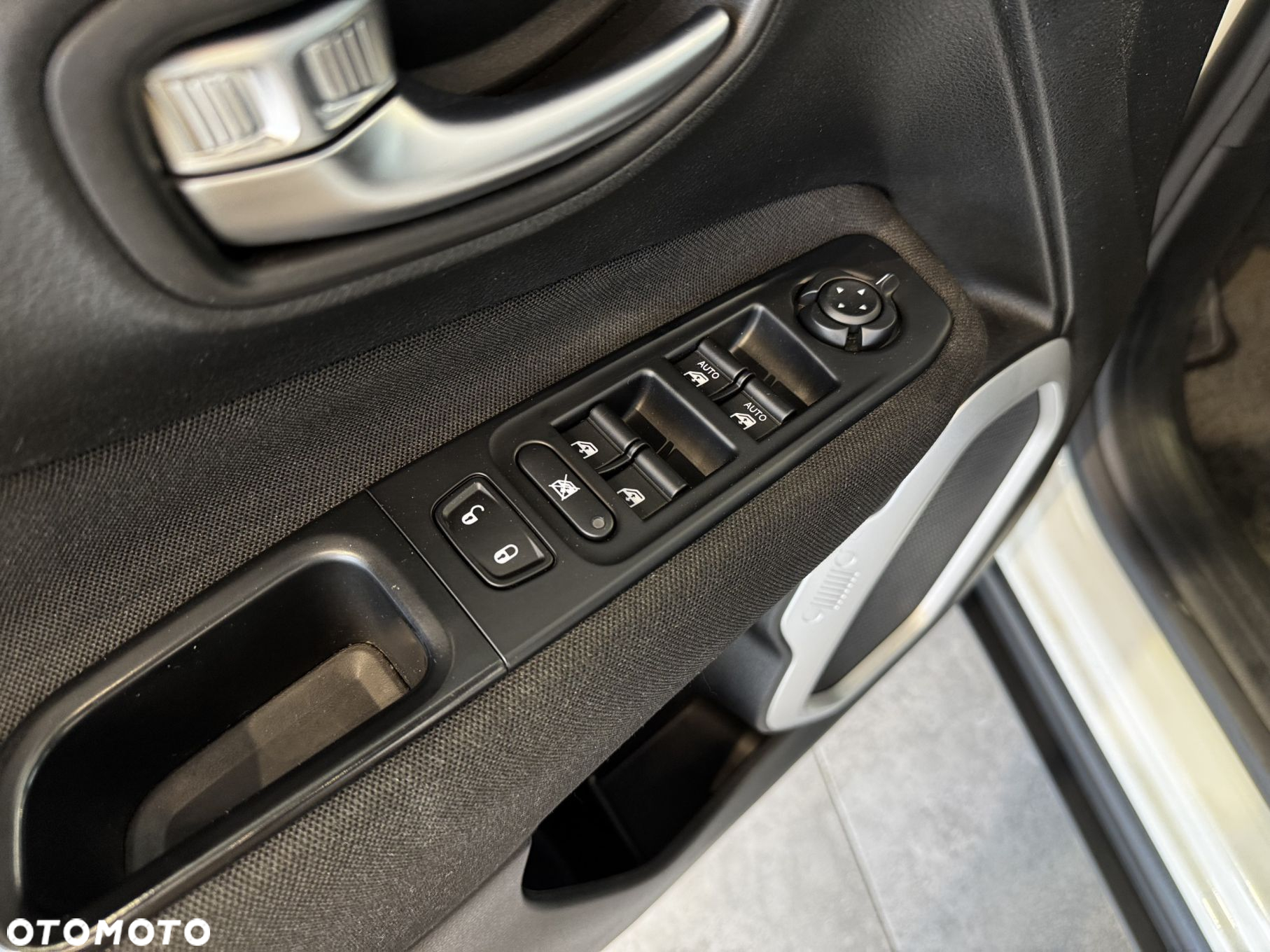 Jeep Renegade - 14