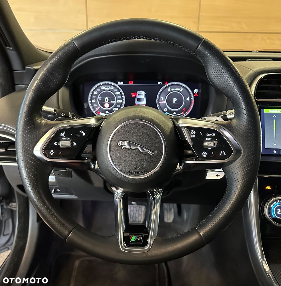 Jaguar XE 2.0 D180 R-Dynamic SE - 10
