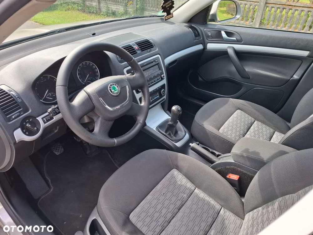 Skoda Octavia 1.6 Combi Style - 12