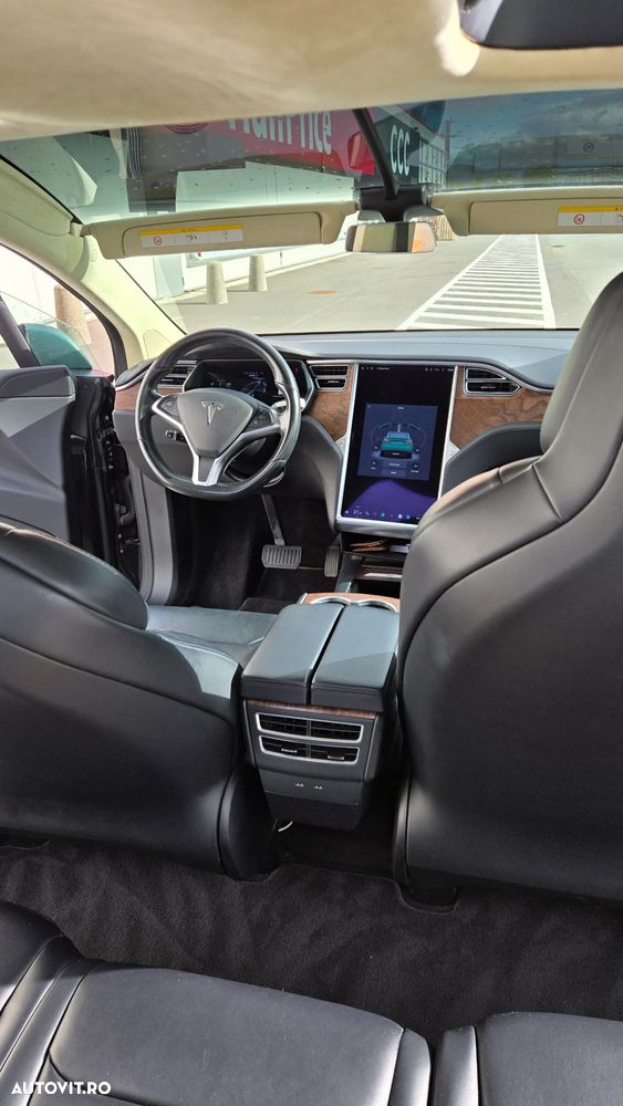 Tesla Model X - 10