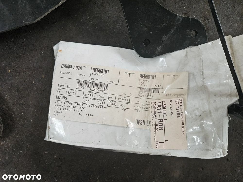 Sprzedam wspornik tłumika RE558101 ( NOWY!!! ) John Deere 7280R 6090 6090RW402 - 5