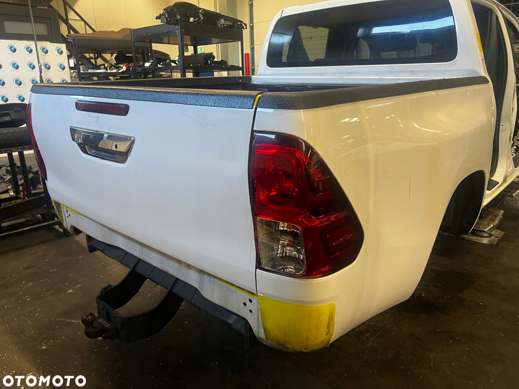 TOYOTA HILUX VIII 8 PAKA TYLNA BŁOTNIKI BURTA PAS TYLNY - 4