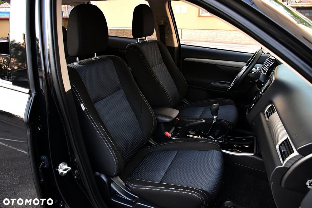 Mitsubishi Outlander 2.0 Invite + 2WD - 28