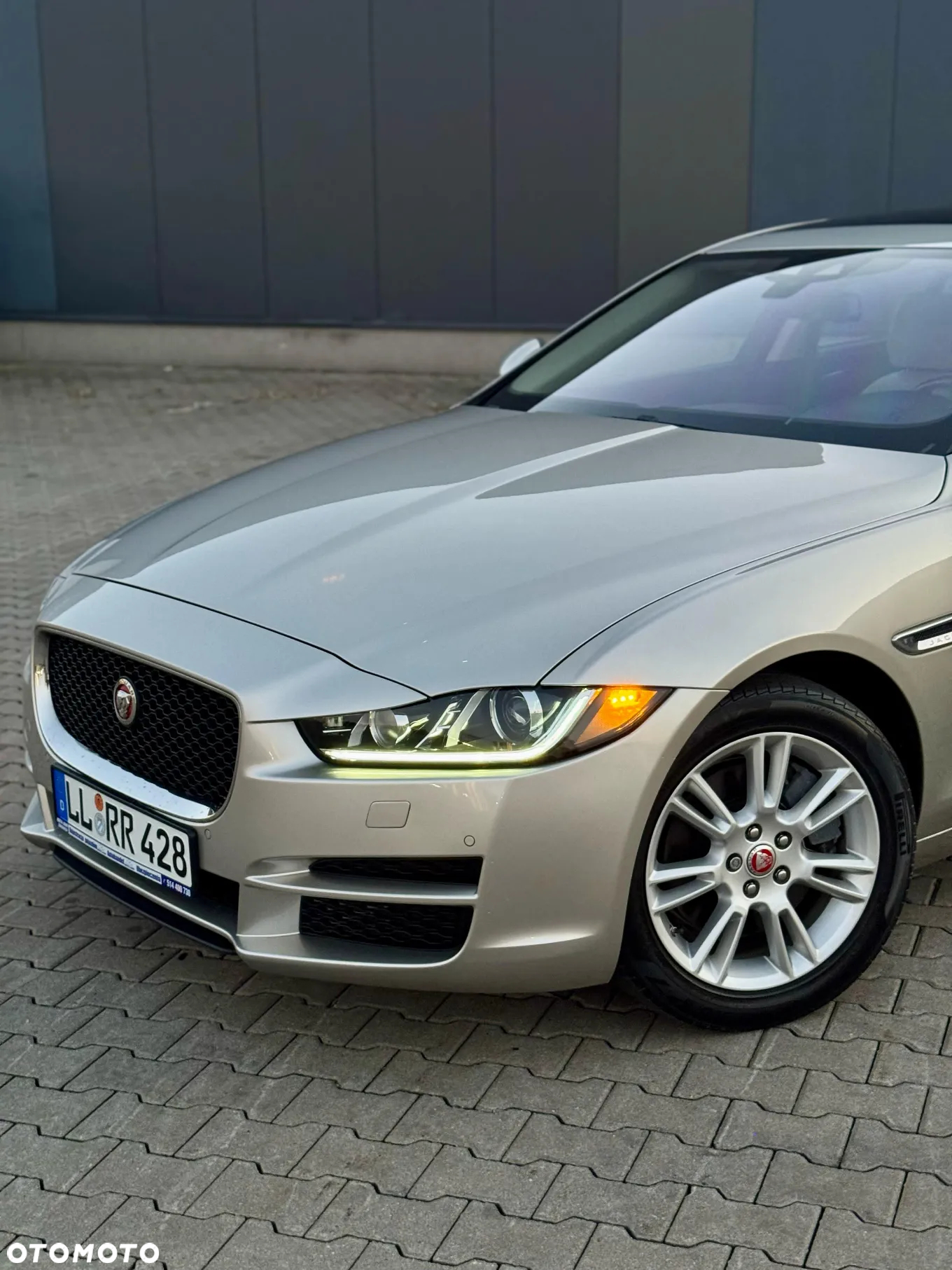 Jaguar XE 2.0 P250 HSE - 6