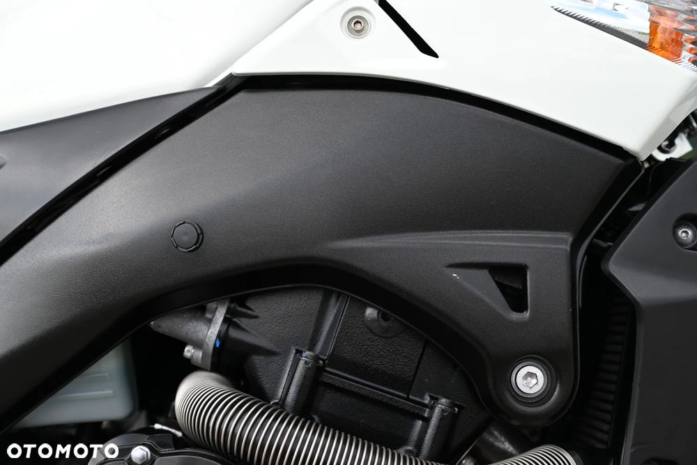 Suzuki GSR - 34