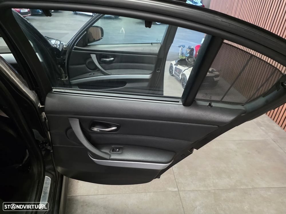 BMW 320 d Navigation Auto - 23