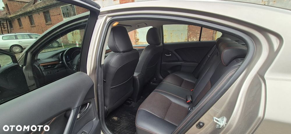 Toyota Avensis 1.8 Premium - 11