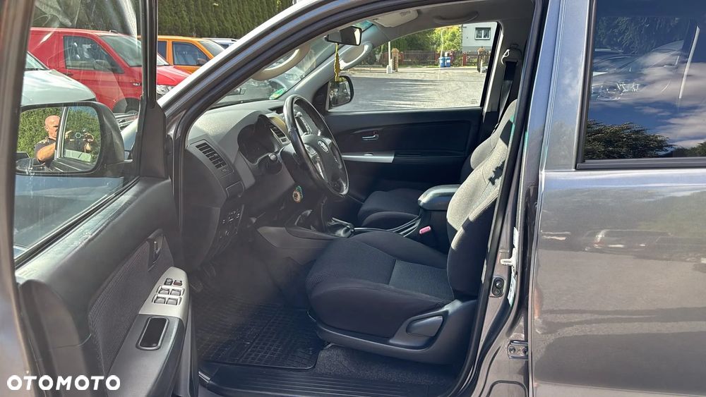 Toyota Hilux 4x4 Double Cab Life - 10