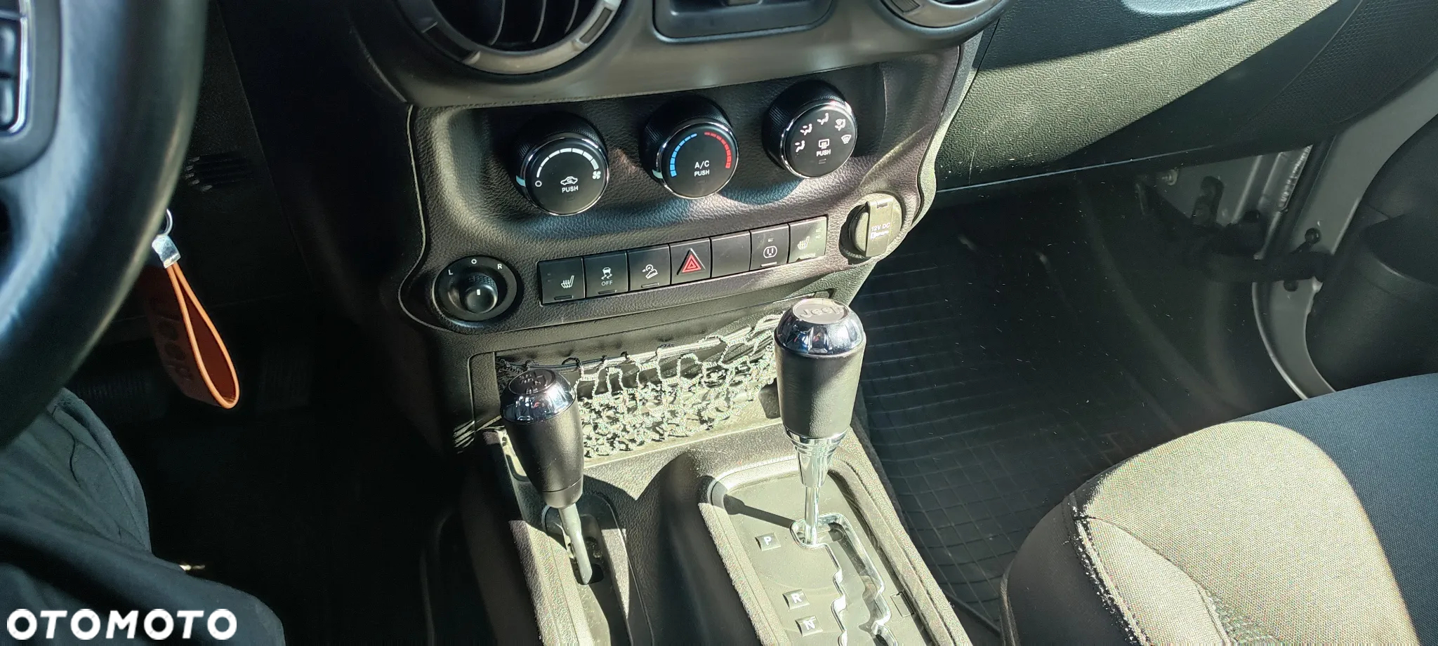 Jeep Wrangler 3.6 Unlim Black Edition II - 25