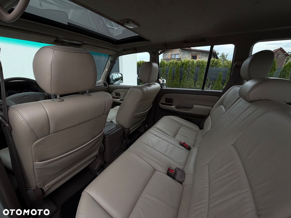 Toyota Land Cruiser - 35