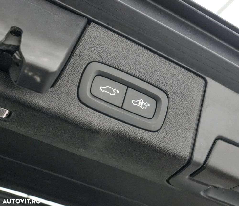 Volvo XC 60 T8 Twin Engine AWD Momentum Pro - 26