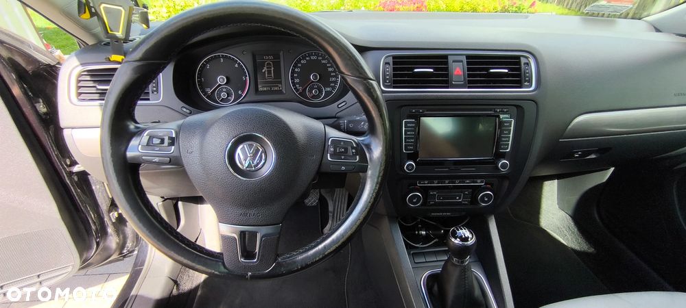 Volkswagen Jetta 2.0 TDI Highline - 11