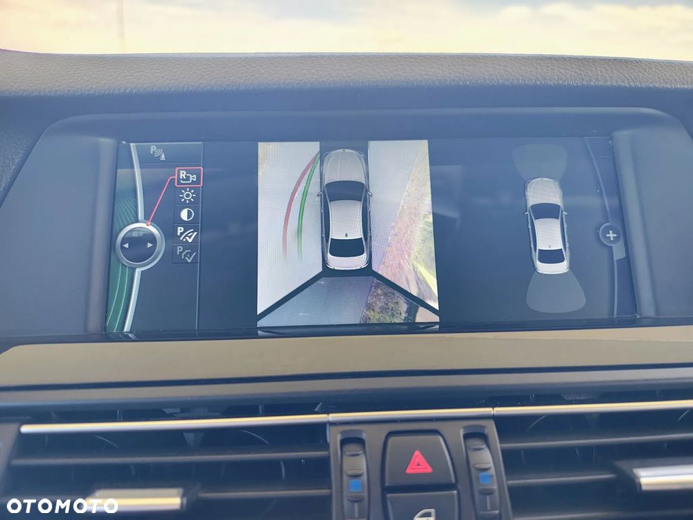BMW Seria 5 550i Sport-Aut - 28