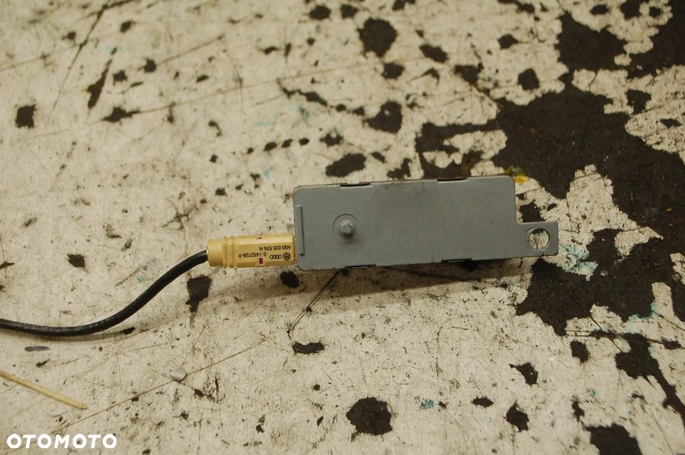 WZMACNIACZ ANTENOWY 1K9035577 VW GOLF V KOMBI GOLF VI KOMBI - 2
