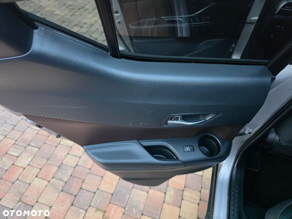 Toyota C-HR 1.8 Hybrid Neon Lime powered by JBL - 14