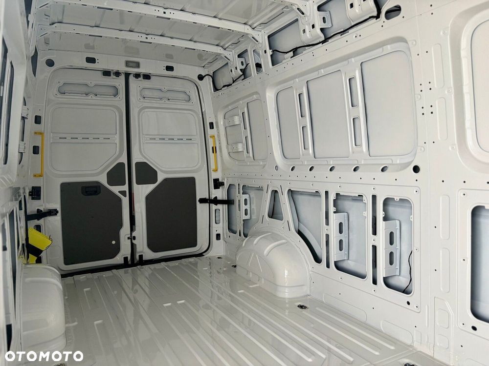 Volkswagen Crafter 35 Furgon z wysokim dachem silnik: 2,0 l EU6 SCR 140 KM / skrzynia biegów: Przedni napęd manualna 6-biegowa rozstaw osi: 4490 mm - 11