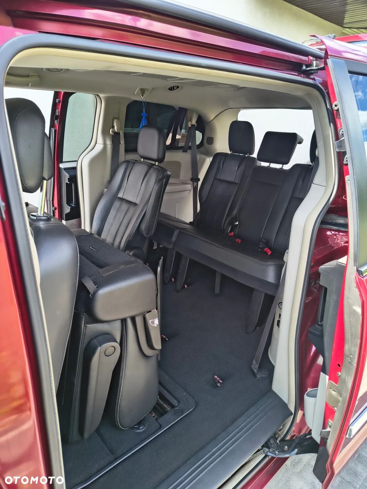Chrysler Town & Country - 24