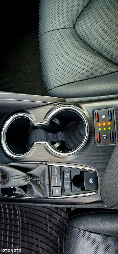 Toyota Camry 2.5 Hybrid Executive CVT - 19