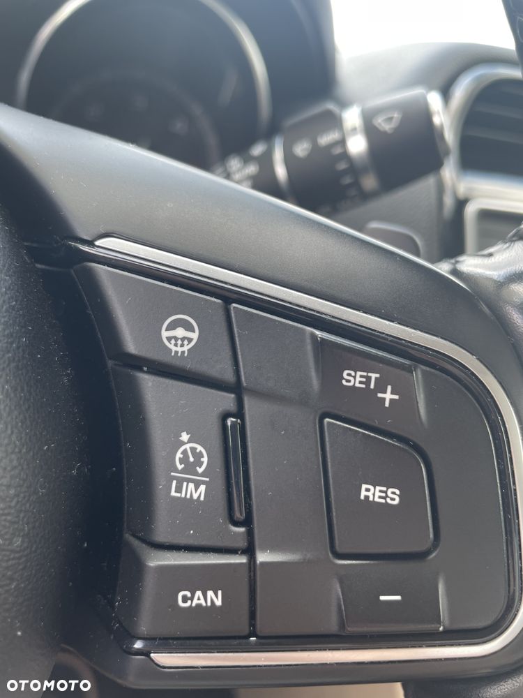 Jaguar XE 2.0 D Portfolio - 15