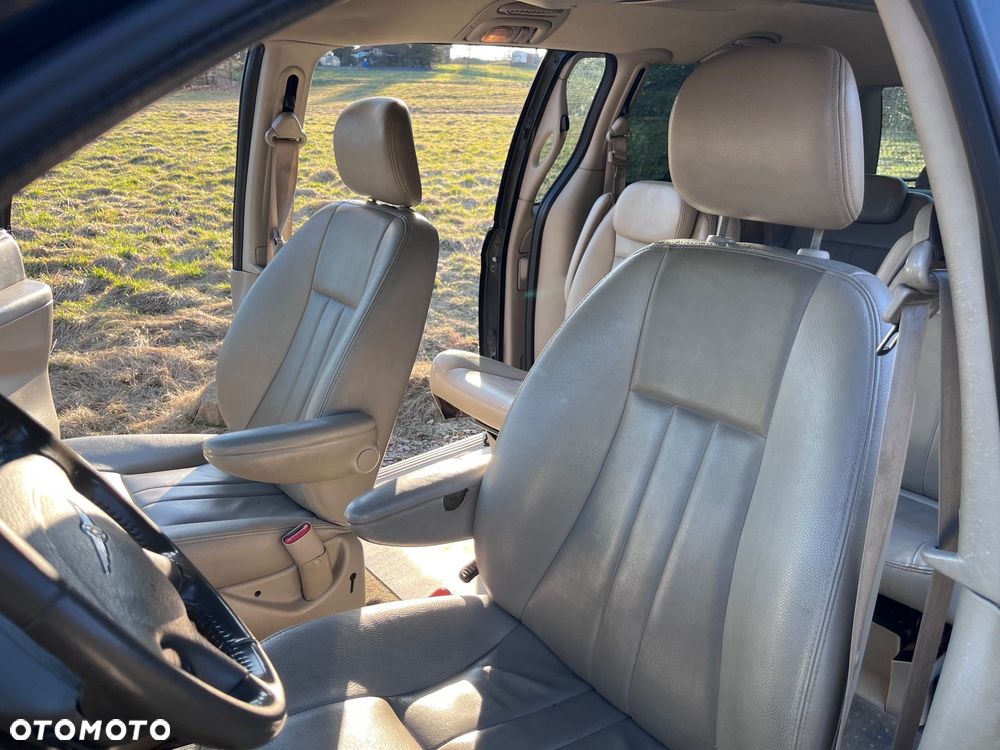 Chrysler Town & Country - 16