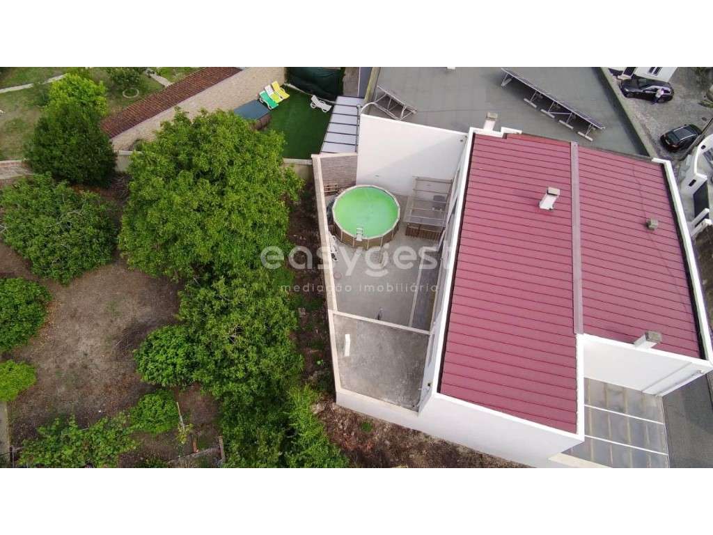 Moradia T3 em bom estado de conservação no Centro de Pataias - Grande imagem: 4/53