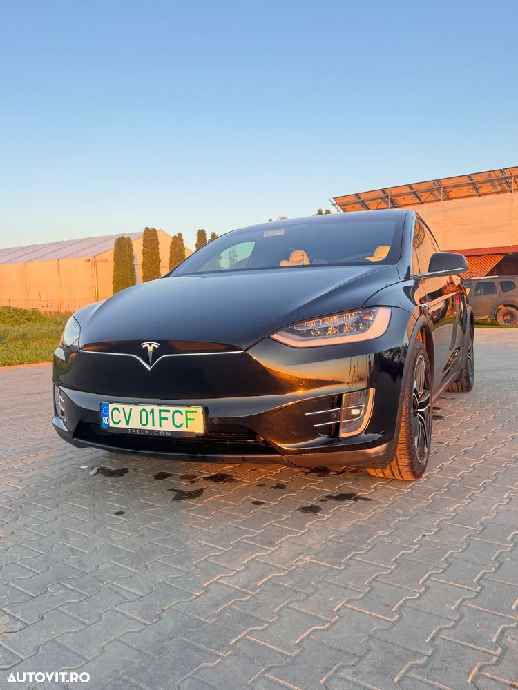 Tesla Model X - 3