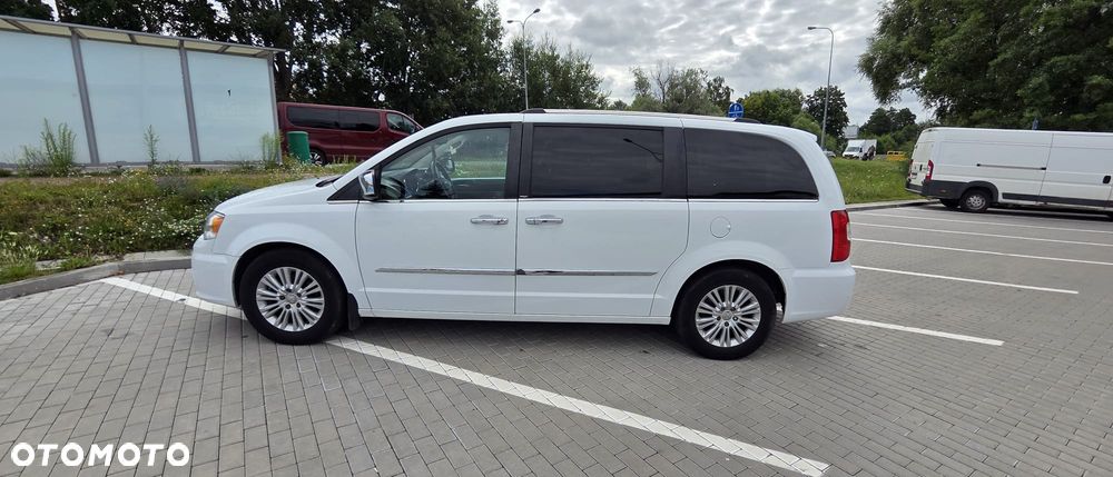 Chrysler Town & Country 3.6 Limited - 11