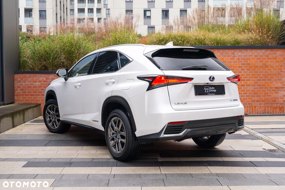 Lexus NX 300h Business Edition AWD - 4