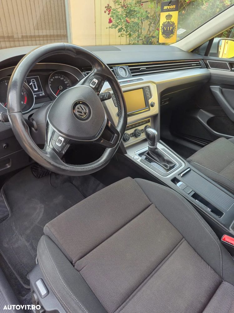 Volkswagen Passat - 1