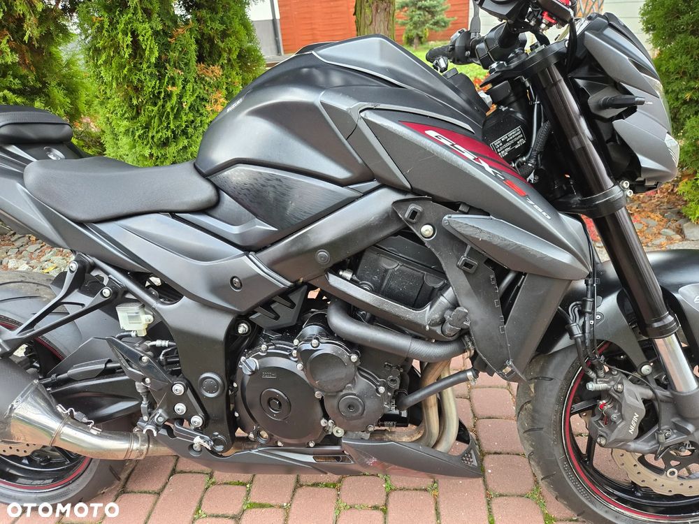 Suzuki GSX - 23