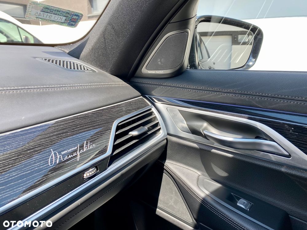 BMW Seria 7 745e sport - 35