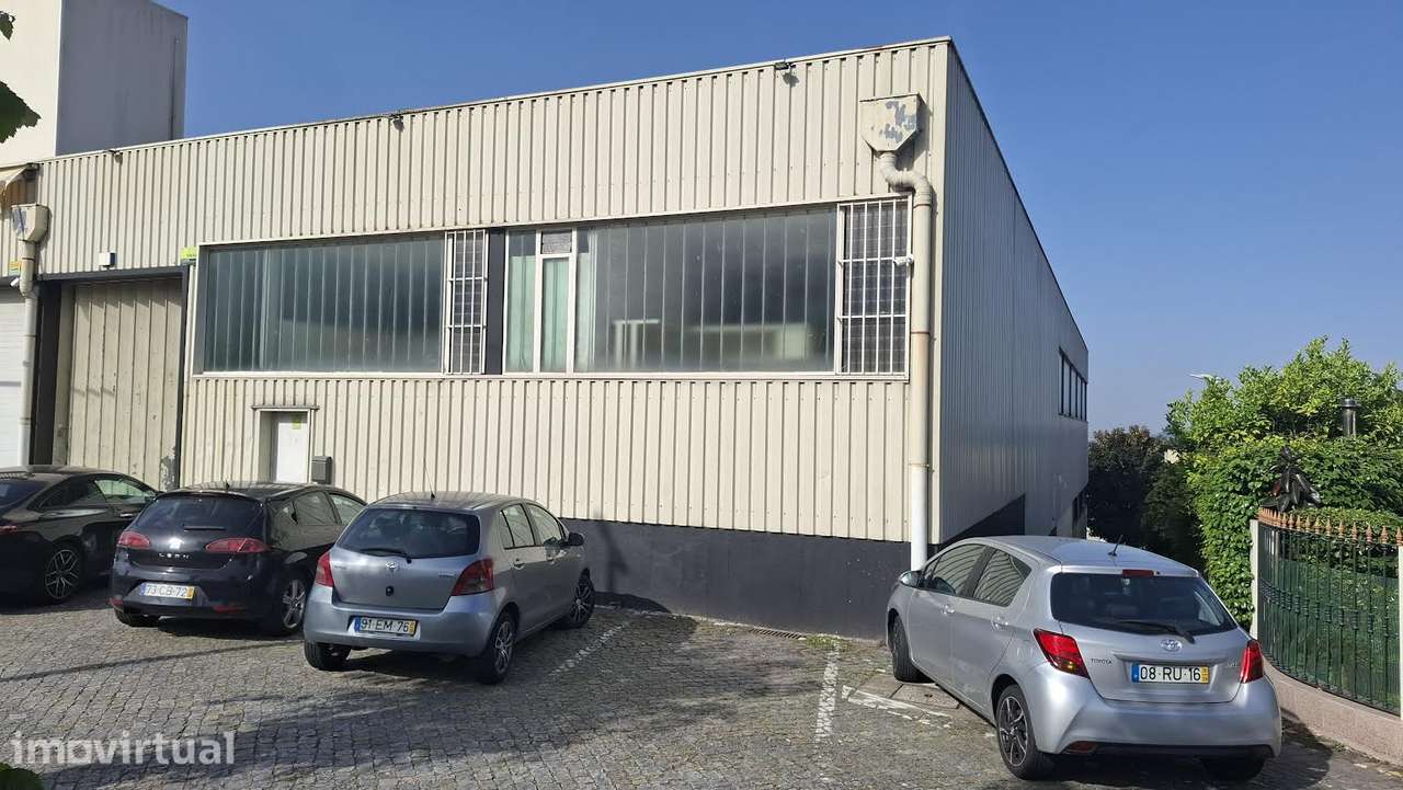 Armazém de 3 frentes com cerca 800m² e com muita Luz natural. - Grande imagem: 2/9