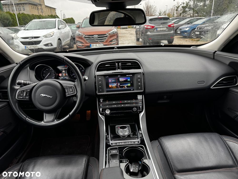 Jaguar XE 2.0 T Prestige - 27