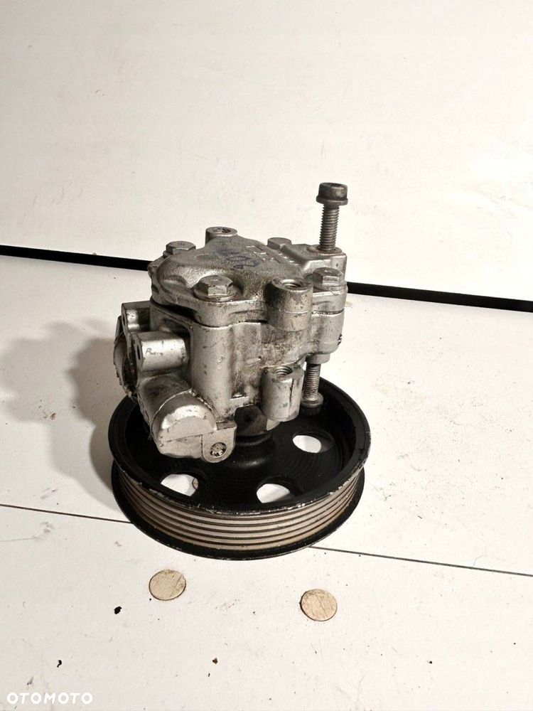 Pompa wspomagania KYB Benzyna Audi A4 S4 B7 8E 8E0 145 153 H - 1