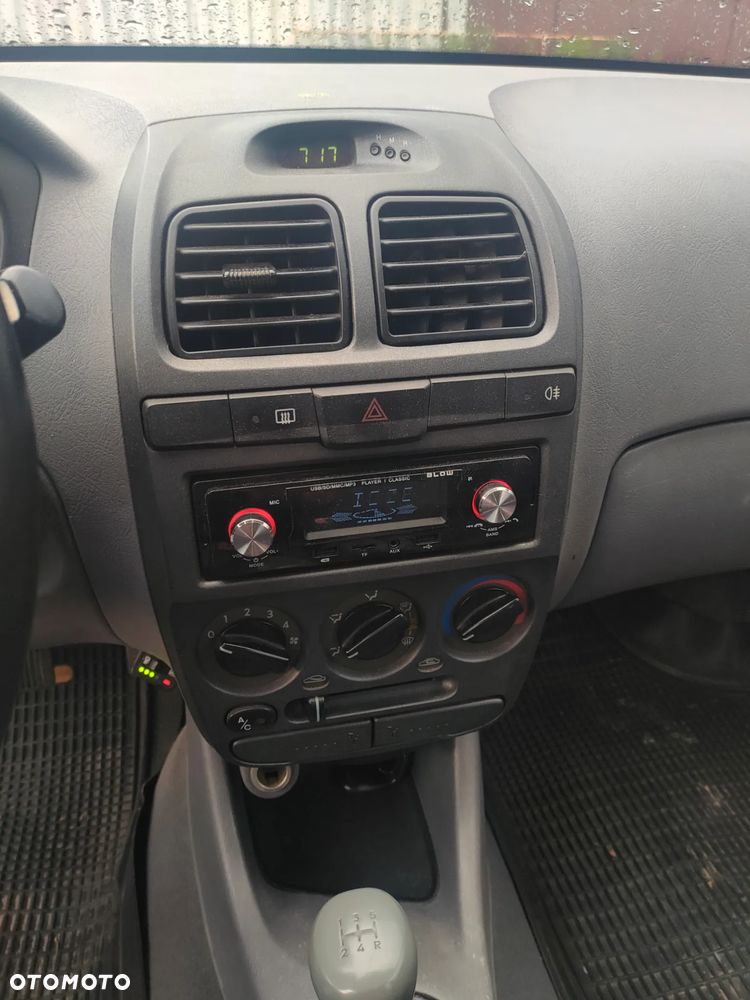 Hyundai Accent - 12