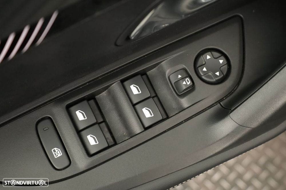 Peugeot 2008 1.2 PureTech Allure EAT8 - 19