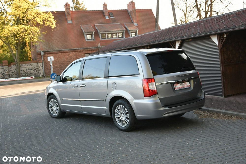 Chrysler Town & Country - 20