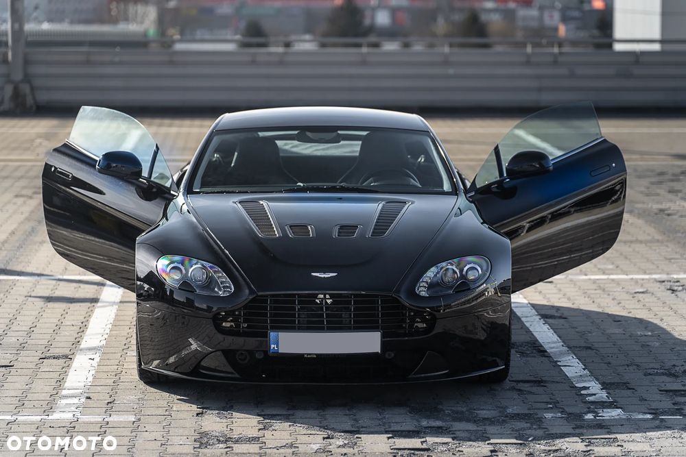 Aston Martin V12 Vantage Carbon Black - 11