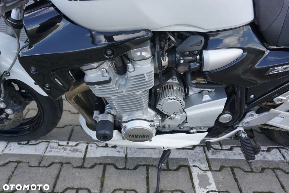 Yamaha XJR - 21