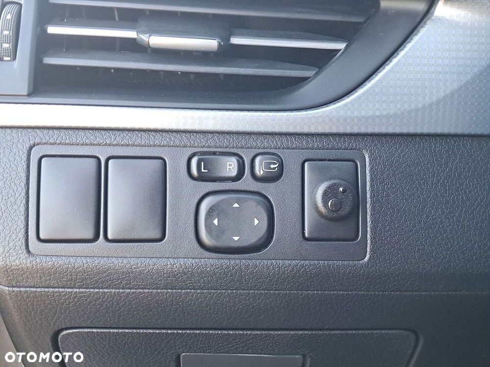 Toyota Avensis - 25