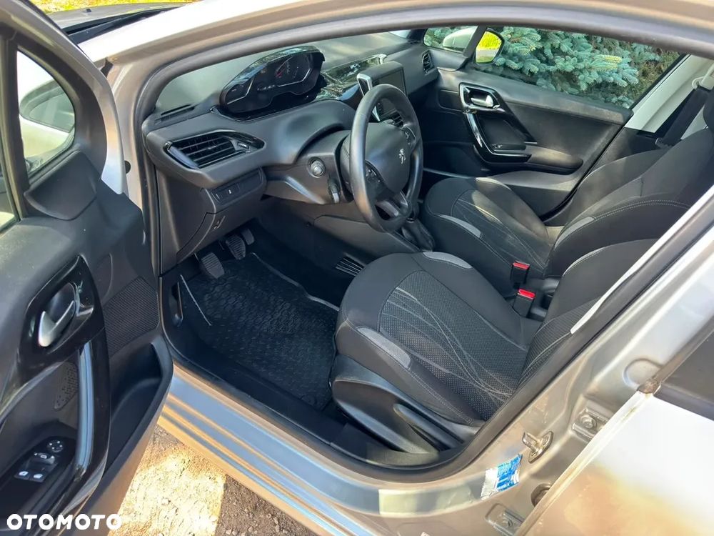 Peugeot 208 - 6
