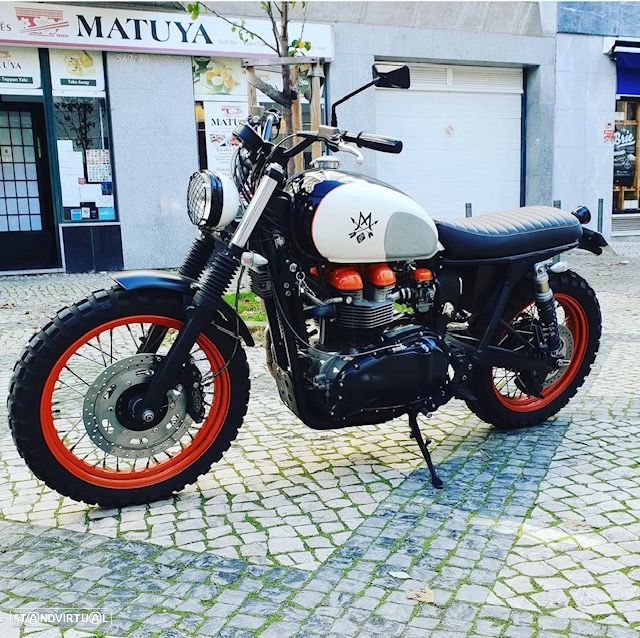 Triumph Bonneville - 2