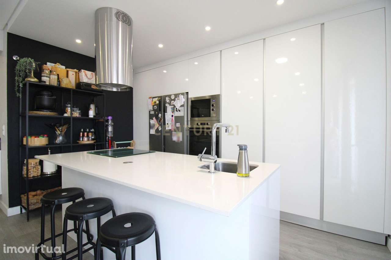 Apartamento T4 convertido em T3 na Cova da Piedade - Grande imagem: 2/38