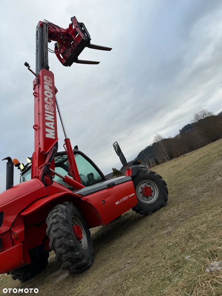 Manitou MLT523  Ładowarka teleskopowa 5m Wysięg 2,3 tony udzwig. Posuw wideł Hydrauliczny oraz rozsuwanie wideł hydr. Szybko-złącze hydrauliczne. 2x kamera PERKINS silnik TURBO  z Komuny Norweskiej! Jak Nowa 4287 mtg Zero luzów wycieków SERWISOWANA w  DEKRA.  Opony jak Nowe. Napęd 4x4 Hydrostatic REWERS - 3