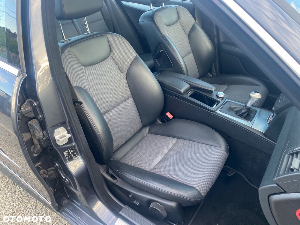 Mercedes-Benz Klasa C 180 CGI BlueEFFICIENCY Avantgarde - 31