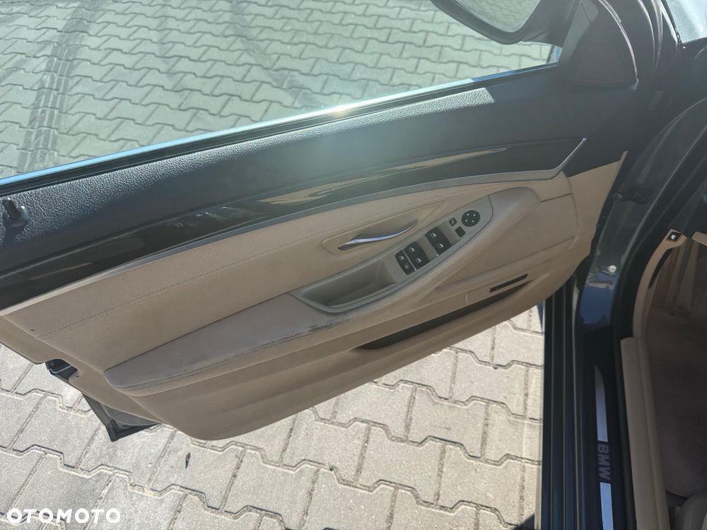 BMW Seria 5 525d xDrive Sport-Aut - 35