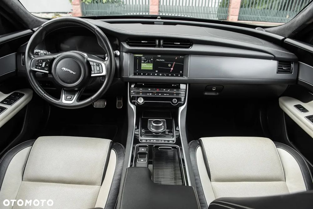 Jaguar XF P250 R-Dynamic BLACK - 30