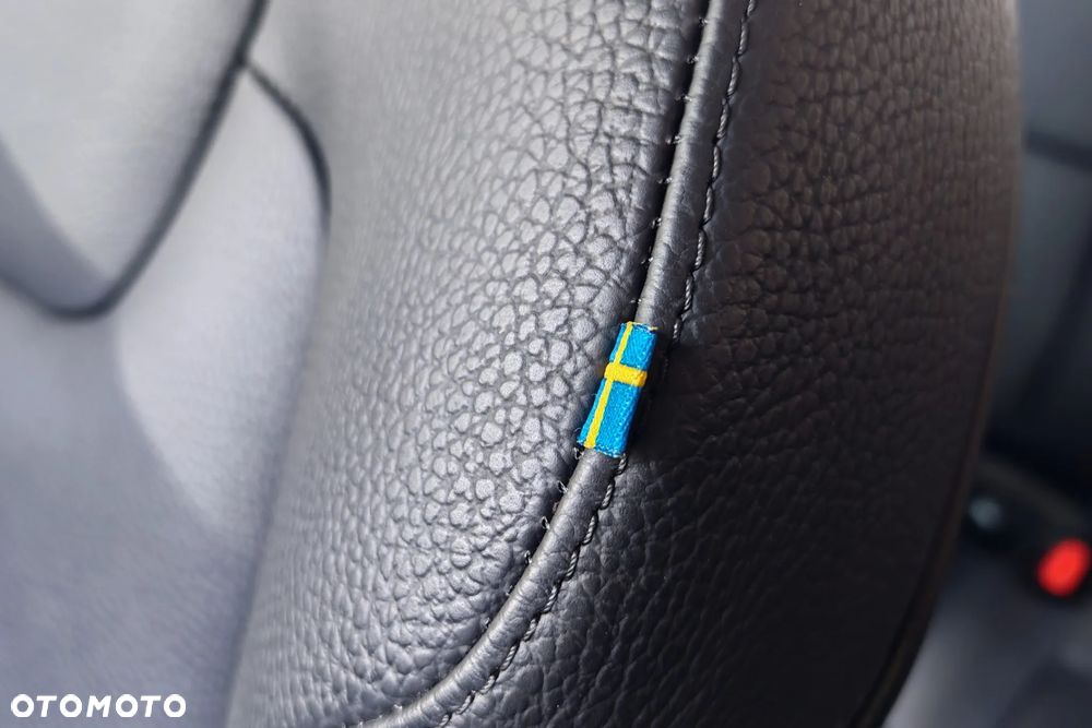 Volvo XC 60 B4 D AWD Plus Dark - 33