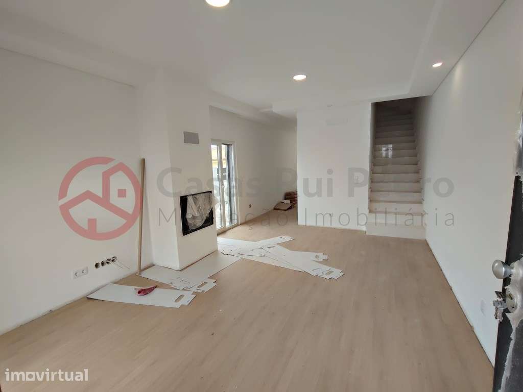 Moradia Geminada Triplex T4 em Lote de Gaveto, Conforto e Tranquili... - Grande imagem: 4/45